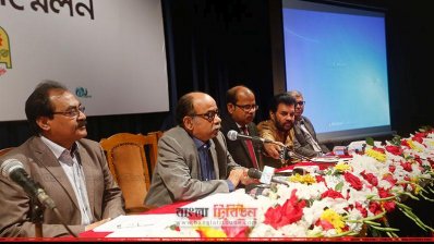 সাংবাদিক সম্মেলনে বক্তব্য রাখছেন বাংলা একাডেমির মহাপরিচালক