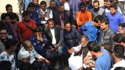 মাগুরায় ছাত্রলীগ কর্মীকে পুলিশের প্রহার, প্রতিবাদে সড়ক অবরোধ