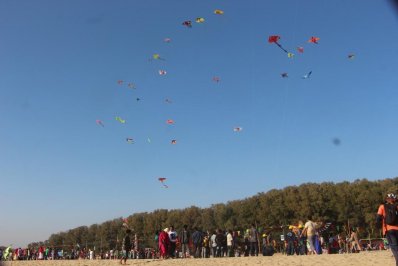 কক্সবাজার সৈকতের আকাশে রঙ-বেরঙের ঘুড়ি