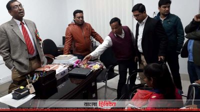 উপ-উপাচার্যের দফতরে রুমকি (ছবি&ndash; প্রতিনিধি)