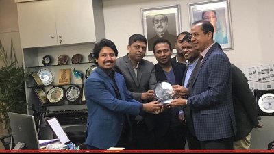 সাংবাদিক ইমরানের হাতে সম্মাননা তুলে দিচ্ছেন সিআইডির প্রধান
