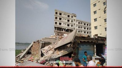 বুড়িগঙ্গার তীরে ভেঙে ফেলা অবৈধ স্থাপনা
