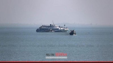 পাখায় জাল জড়িয়ে নাফ নদীতে আটকা পড়েছে পর্যটকবাহী জাহাজ (ছবি&ndash; প্রতিনিধি)