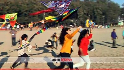 কক্সবাজার সৈকতের সুগন্ধা পয়েন্টে ঘুড়ি উৎসবে পর্যটকরা