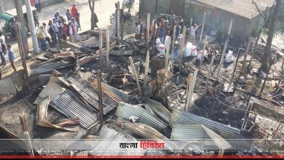 আগুনে পুড়ে যাওয়া দোকান