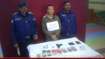 অস্ত্র ও চাঁদার টাকাসহ গ্রেফতার কুনেন্টু (ছবি&ndash; প্রতিনিধি)