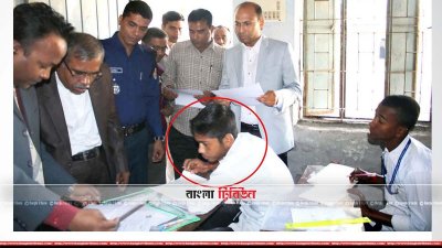 অভিযুক্ত শিক্ষার্থী সুব্রত দাসের প্রবেশপত্র যাচাই করছেন ইউএনও বিপুল চন্দ্র দাস
