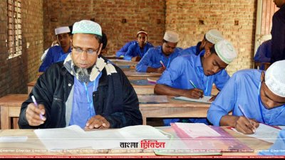 পরীক্ষার হলে শফিকুল ইসলাম (ছবি&ndash; প্রতিনিধি)