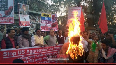 জাতীয় প্রেসক্লাবের সামনে ট্রাম্পের কুশপুত্তলিকা পোড়ায় সিপিবি