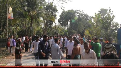 গত বছরের প্রশ্নে পরীক্ষা নেওয়ায় সড়ক অবরোধ করেন শিক্ষার্থীরা