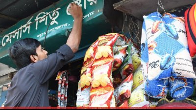 দোকানের বানান ঠিক করছে কাকতাড়ুয়ার কর্মীরা