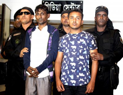 প্রতারণার দায়ে গ্রেফতার হওয়া প্রতারকরা