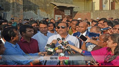 সাংবাদিকদের সঙ্গে আলাপকালে ভূমিমন্ত্রী সাইফুজ্জামান চৌধুরী জাবেদ