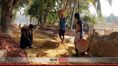 রাস্তার কাজে ব্যবহার হচ্ছে অবৈধভাবে পাহাড় থেকে কেটে আনা মাটি
