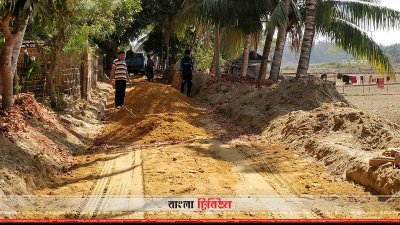বালুর পরিবর্তে রাস্তার কাজে ব্যবহার হচ্ছে পাহাড়ের মাটি