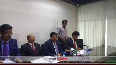 সাংবাদিকদের সঙ্গে কথা বলছেন নির্বাচন কমিশন সচিব হেলালুদ্দীন আহমদ