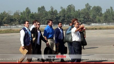 কক্সবাজার বিমানবন্দরে অ্যাঞ্জেলিনা জোলি