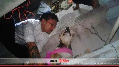 ৫ তলার কার্নিশে কুকুর, খালি হাতেই উদ্ধারে ‘রবিনহুড’!