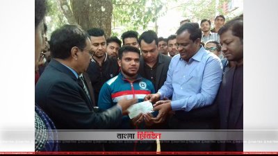 রাবি শিক্ষার্থী সামির উদ্দীনের হাতে চেক তুলে দিচ্ছেন এমপি আয়েন উদ্দীন 