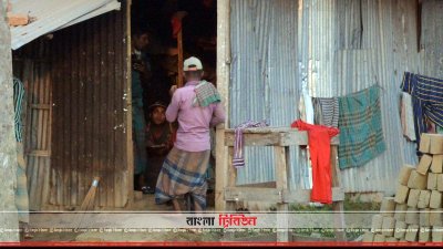 অপরিচিত কাউকে দেখলেই এভাবে লুকিয়া যায় শিশু শ্রমিকরা