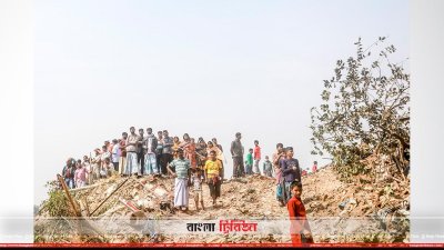 উচ্ছেদ অভিযান দাঁড়িয়ে দেখছেন আশেপাশের মানুষরা