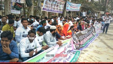 প্রেসক্লাবের সামনে অতিরিক্ত শ্রেণি শিক্ষকদের প্রতীকী অনশন