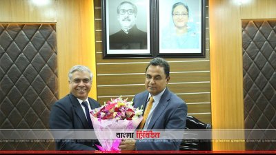 অর্থমন্ত্রী আ হ ম মুস্তফা কামাল ও বাংলাদেশে নিযুক্ত এডিবির কান্ট্রি ডিরেক্টর মনমোহন প্রকাশ