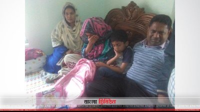 মেয়েকে হারিয়ে হতবিহ্বল বাবা-মা (ছবি: শেখ জাহাঙ্গীর আলম)