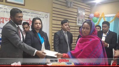 অনুদানের চেক নিচ্ছেন নিহত এক শ্রমিকের স্বজন