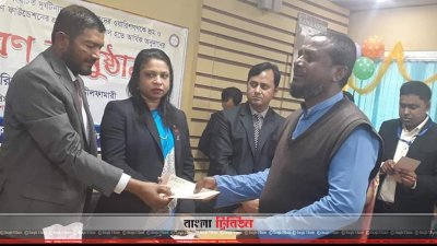 অনুদানের চেক নিচ্ছেন নিহত এক শ্রমিকের স্বজন