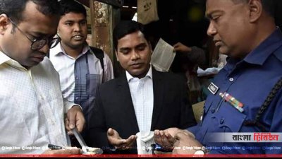 গাইবান্ধার একটি দোকানে অভিযান চালিয়ে জব্দ করা চাল