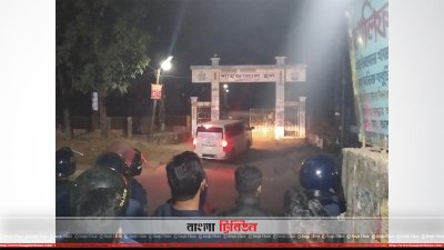 সংঘর্ষের সময় শাহজালাল হলের সামনে একটি অ্যাম্বুলেন্স