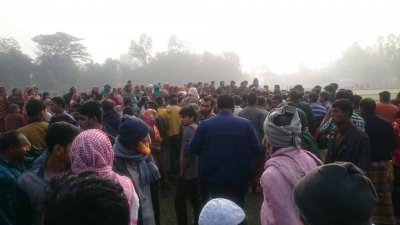 ঘটনাস্থলে উৎসুক জনতা