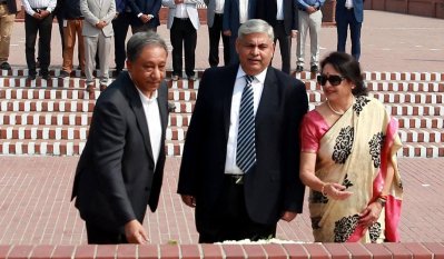 স্মৃতিসৌধে ফুল দিয়ে শহীদদের শ্রদ্ধা জানান আইসিসি চেয়ারম্যান শশাঙ্ক মনোহর (মাঝে)