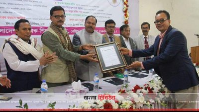 সংবর্ধনা স্মারক নিচ্ছেন প্রাথমিক ও গণশিক্ষা প্রতিমন্ত্রী জাকির হোসেন