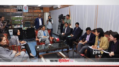 জাতিসংঘের পাঁচ সদস্যের প্রতিনিধি দলের সঙ্গে বৈঠক শেষে সাংবাদিকদের সঙ্গে কথা বলেন আইনমন্ত্রী আনিসুল হক
