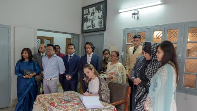 &lsquo;ভিজিটরস বুক&rsquo;-এ স্বাক্ষর করছেন জোলি 
