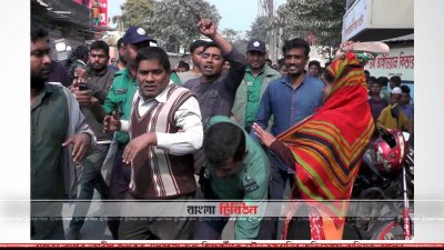 বিক্ষুব্ধ অভিভাবকরা অভিযুক্ত শিক্ষককে মারধর করছেন 