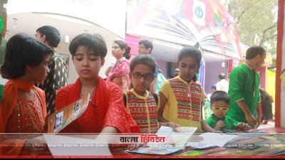 স্টলে বই কিনছে শিশুরা