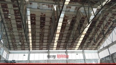 হাজারীবাগে বর্জ্যঘরের ছাদের টিন মরিচা ধরে ফুটো হয়ে গেছে