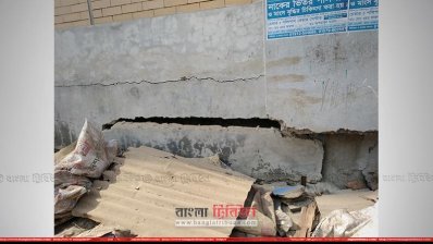 বর্জ্যঘরের দেয়ালে দেখা দিয়েছে ফাটল