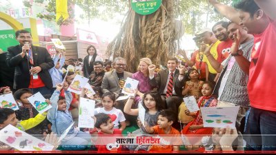 শিশুপ্রহরে শিশুদের সঙ্গে স্ত্রীসহ মার্কিন রাষ্ট্রদূত 