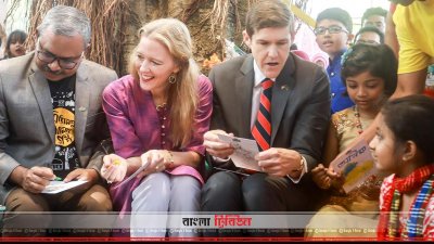 শিশুদের আঁকা ছবি দেখছেন মার্কিন রাষ্ট্রদূত 
