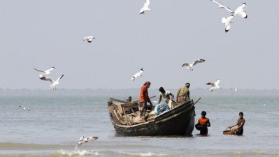 বঙ্গোপসাগরে বাংলাদেশি জেলেদের মাছ ধরতে যাওয়ার প্রস্তুতি (ছবি: রয়টার্স)