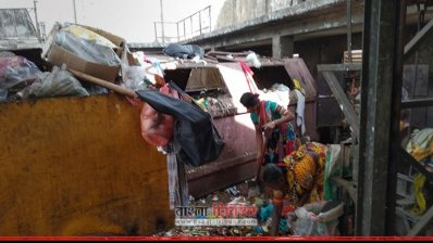 বর্জ্যঘরের এই ময়লা থেকে প্রতিনিয়তই ছড়াচ্ছে দুর্গন্ধ