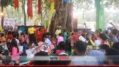 শিশু চত্বরে শিশুদের ভিড়