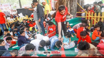 শিশুচত্বরে ছবি আঁকছে শিশুরা 
