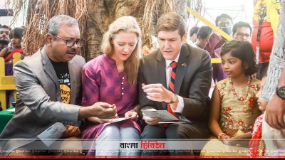 শিশুপ্রহরের উচ্ছ্বাস দেখতে মেলায় মার্কিন রাষ্ট্রদূত (ফটো স্টোরি)