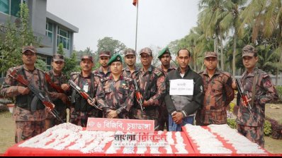 রূপাসহ আটক উজ্জল হোসেন ও বিজিবি সদস্যরা