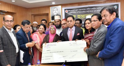 গার্মেন্টস শ্রমিকদের বীমার ৪ কোটি টাকার চেক হস্তান্তর